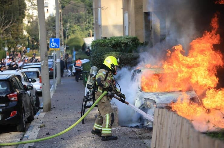 רכבים עלו באש ברמת גן (צילום: דוברות כבאות והצלה ) שריפת הרכבים ברמת גן