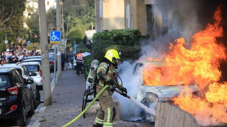 "נתקלנו בלהבות בגובה מספר מטרים ועשן שעולה לכיוון הדירות". רס"ר עזרא בזירה (צילום: דוברות כבאות והצלה ) שריפת הרכבים ברמת גן