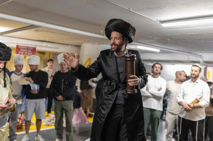 קריאת מגילת אסתר אמש בחניון תת-קרקעי בתל אביב (צילום: איליה יופימוביץ' / AFP) קריאת מגילת אסתר בחניון תת-קרקעי בתל אביב