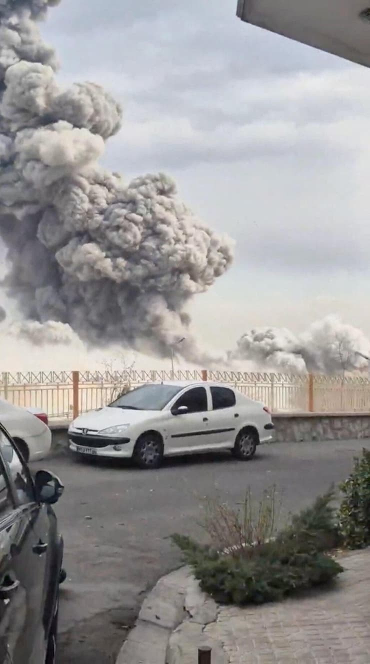 עשן עולה ממפקדת משמרות המהפכה בטהרן לאחר תקיפה אמריקאית