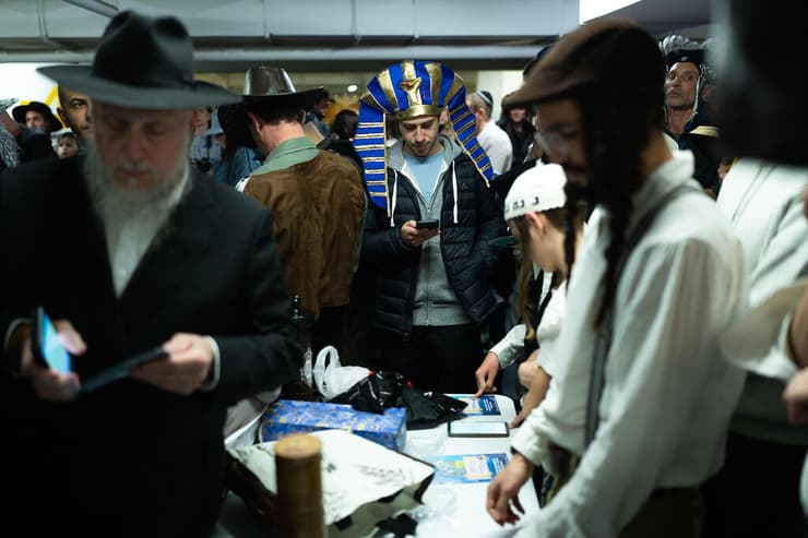 קריאת מגילת אסתר בחניון דיזנגוף סנטר בתל אביב