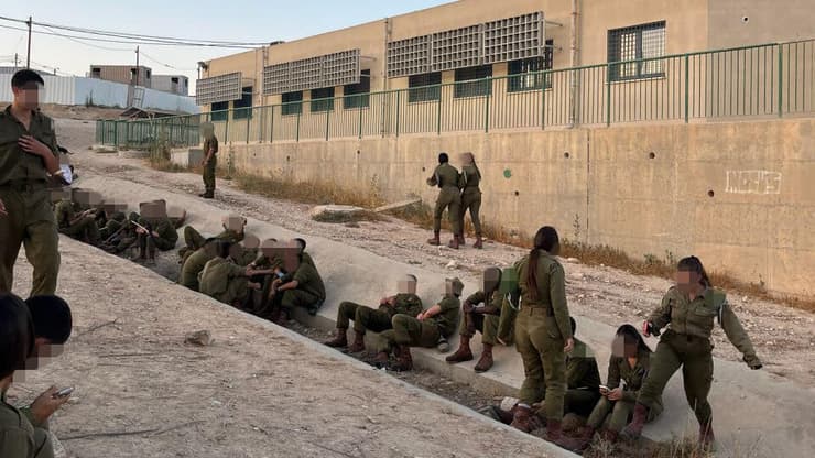 יושבים בתעלות כי אין מיגוניות יושבים בתעלות כי אין מיגוניות