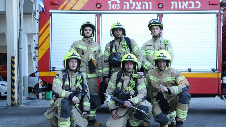 לוחמי האש של תחנת רמת גן (צילום: ריאן פרויס) צוות כיבוי והצלה - תחנת רמת גן