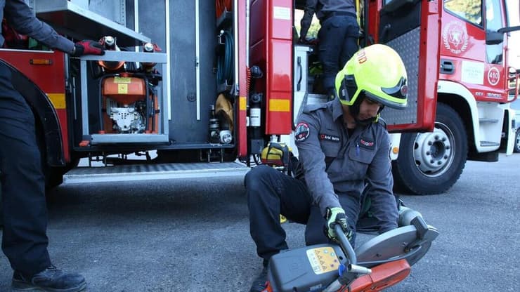 "כבר לפי עוצמת הבום אנחנו יודעים אם זה רסיס או פגיעה של טיל" (צילום: ריאן פרויס) צוות כיבוי והצלה - תחנת רמת גן