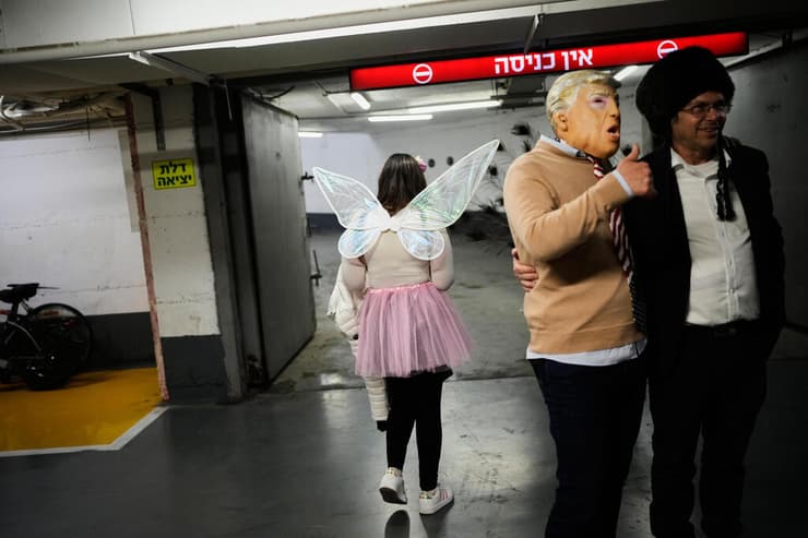 תחפושות בחניון תת-קרקעי בתל אביב