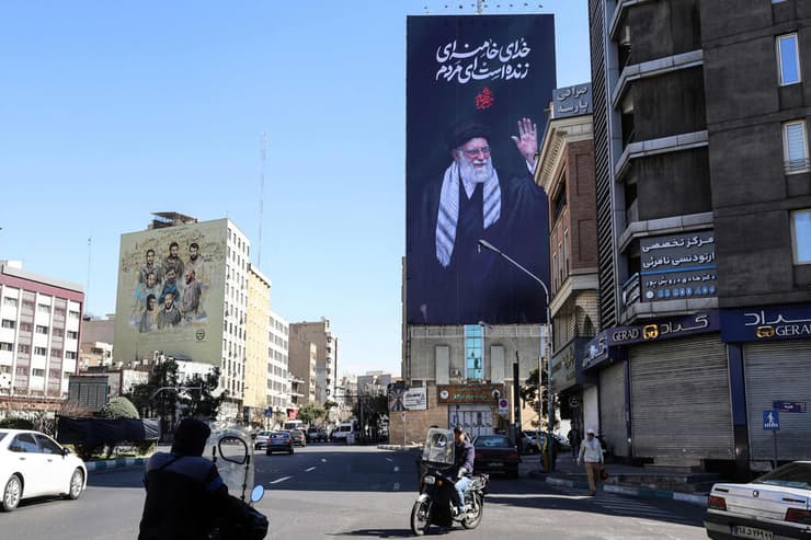 שלט חוצות עם דמותו של חמינאי בטהרן, אחרי החיסול (צילום: AFP) טהרן