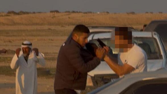 האב שירה באוויר בזמן העימות עם תושבי ביר הדאג' העימותים בין תושבי ביר הדאג לכפר רתמים