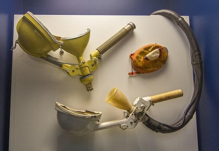 מגיעים לכל חור: מערכת השירותים של החלליות הרוסיות המוקדמות. זו המיועדת לנשים למעלה, וגברים – למטה (צילום: Maksym Kozlenko, Wikipedia) מגיעים לכל חור: מערכת השירותים של החלליות הרוסיות המוקדמות. זו המיועדת לנשים למעלה, וגברים – למטה