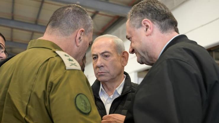 כ"ץ טוען: צה"ל המליץ על התקיפה, סוריה לא נענתה לפנייתנו (צילום: מעיין טואף, לע״מ) נתניהו, כ"ץ וזמיר בבסיס פלמחים