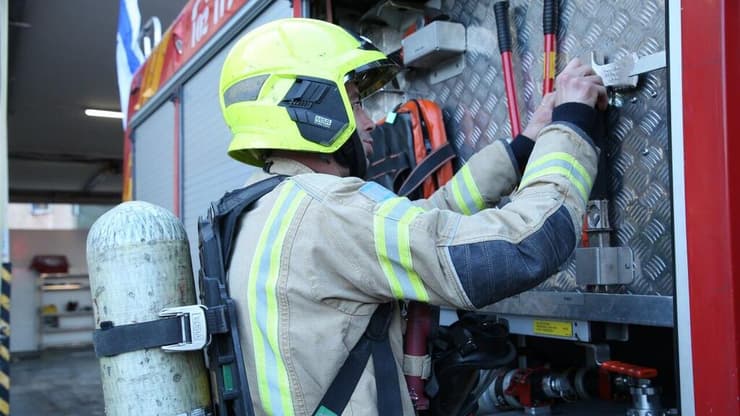 "יש הקלה נפשית להגיע לזירה ללא פצועים" (צילום: ריאן פרויס) צוות כיבוי והצלה - תחנת רמת גן