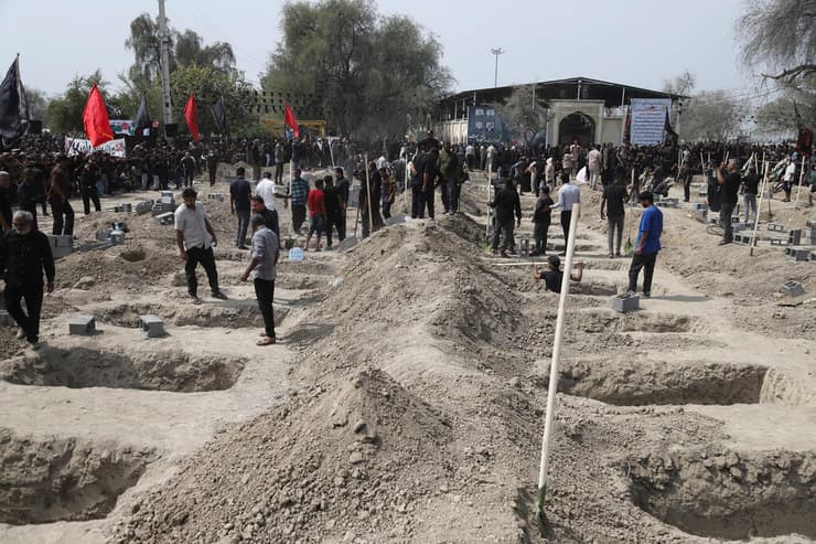 צילום: Amirhossein Khorgooei/ISNA/WANA (West Asia News Agency) via REUTERS לוויות הבנות שנהרגו בתקיפת בית הספר במינאב, איראן