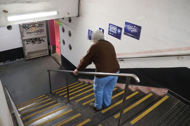 קשישה בחניון דיזנגוף סנטר בתל אביב שהפך למקלט בימי מלחמת שאגת הארי