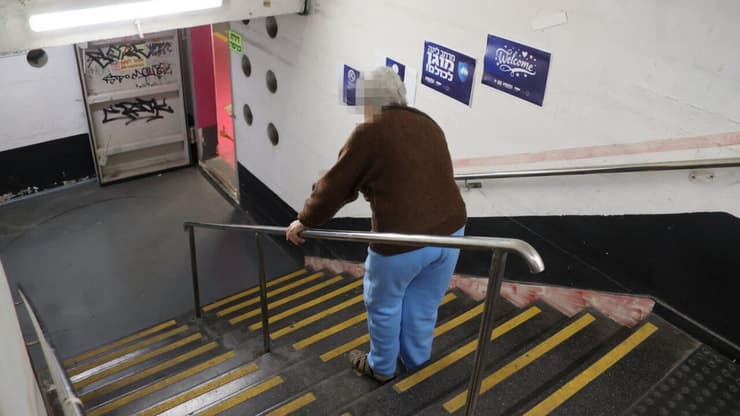 קשישה בחניון דיזנגוף סנטר בתל אביב שהפך למקלט בימי מלחמת שאגת הארי