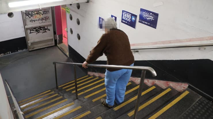 קשישה בחניון דיזנגוף סנטר בתל אביב שהפך למקלט בימי מלחמת שאגת הארי