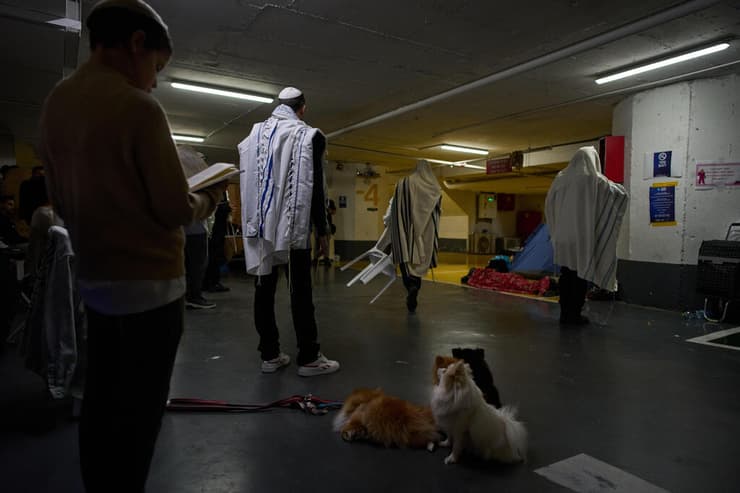 מתפללים במרחב מוגן בתל אביב (צילום: עודד בלילטי / AP) תל אביב