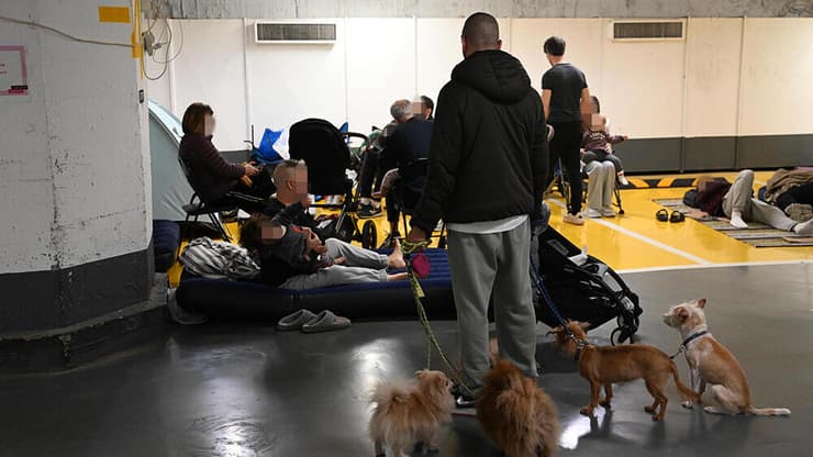 שהייה במקלט בתל אביב בשעת אזעקה במהלך מלחמת שאגת הארי