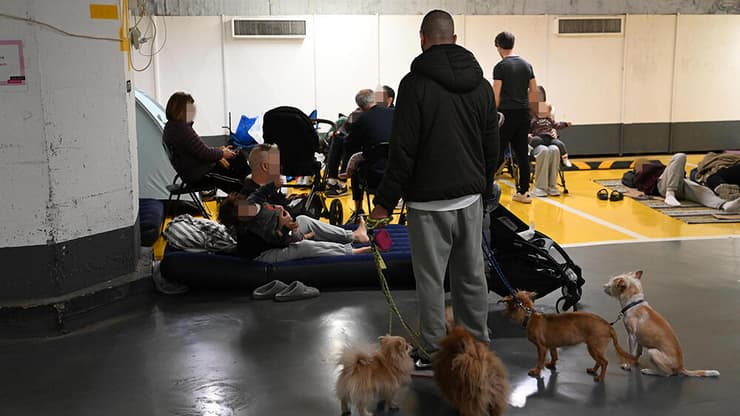 שהייה במקלט בתל אביב בשעת אזעקה (צילום: יובל חן) שהייה במקלט בתל אביב בשעת אזעקה במהלך מלחמת שאגת הארי