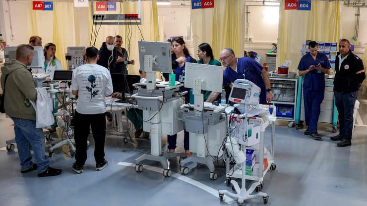 העברת חולים למתחם תת-קרקעי ממוגן בבית החולים שיבא בתל השומר. המטרה: פצועים בצפון יוכלו לקבל רפואה בליגת העל (צילום: Jack GUEZ / AFP) העברת חולים למתחם תת-קרקעי ממוגן בבית החולים שיבא בתל השומר במלחמת שאגת הארי