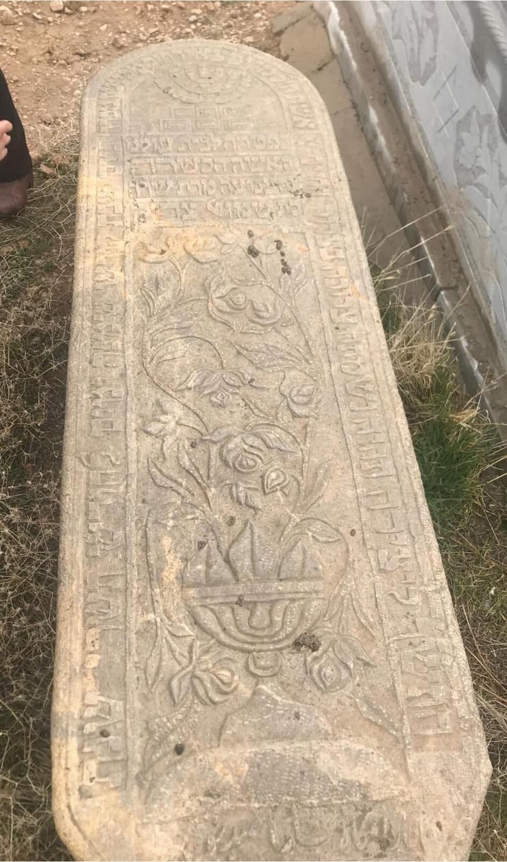 מצבה במערת סרח (שׂרח) בת אשר ליד אִספהאן (צילום: מתוך דף הפייסבוק של הרב יהודה גראמי) מצבה במערת סרח (שׂרח) בת אשר ליד אִספהאן