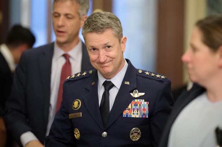 הרמטכ"ל האמריקני דן קיין לפני התדרוך בקונגרס (צילום: Photo by Kevin Dietsch / GETTY IMAGES NORTH AMERICA / AFP) דן קיין לפני תדרוך בקונגרס