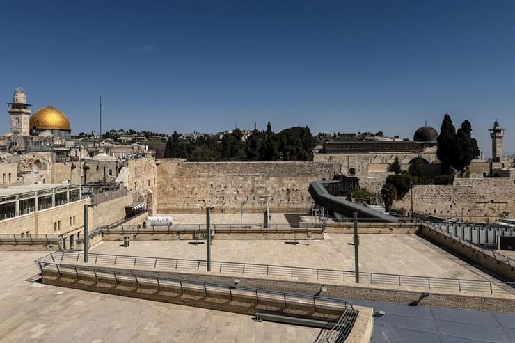 רחבת הכותל הריקה בעקבות המלחמה (צילום: REUTERS/Dedi Hayun) רחבת הכותל הריקה בצל המתיחות מול איראן