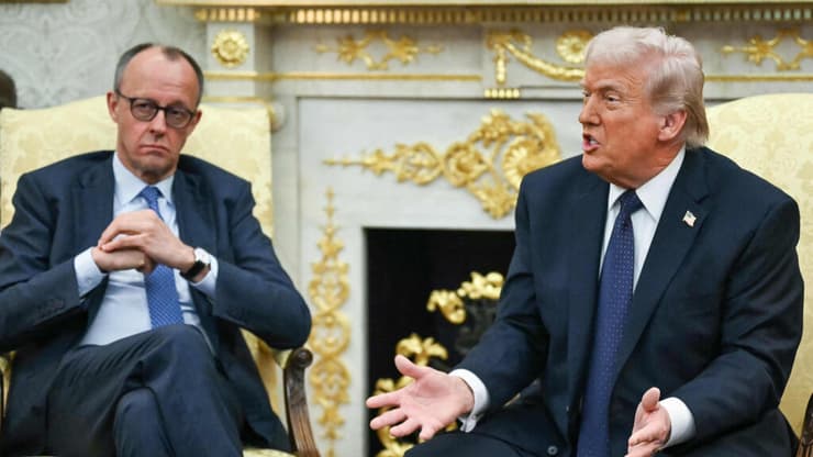 טראמפ ומרץ בבית הלבן בחודש שעבר (צילום: ANDREW CABALLERO-REYNOLDS / AFP) דונלד טראמפ וקנצלר גרמניה פרידריך מרץ בבית הלבן