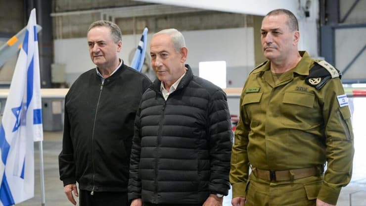 זמיר, נתניהו וכ"ץ בבסיס פלמחים (צילום: מעיין טואף, לע״מ) נתניהו, כ"ץ וזמיר בבסיס פלמחים