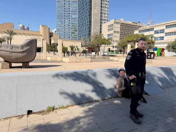 העיתונאי הטורקי שעוכב (צילום: מאיה כהן) מעצרם של העיתונאים הטורקים בקריה