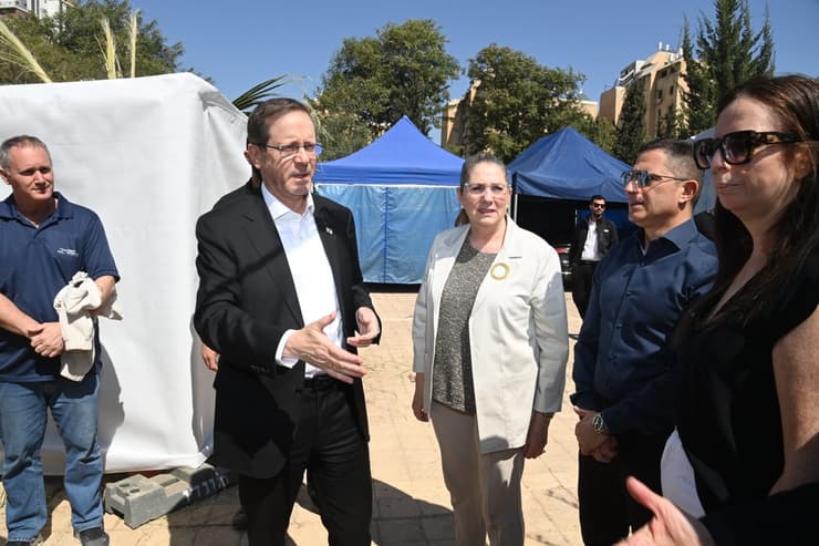 הנשיא הרצוג בזירת הנפילה בבאר שבע (צילום: הרצל יוסף) חזרה לזירת הנפילה בבאר שבע