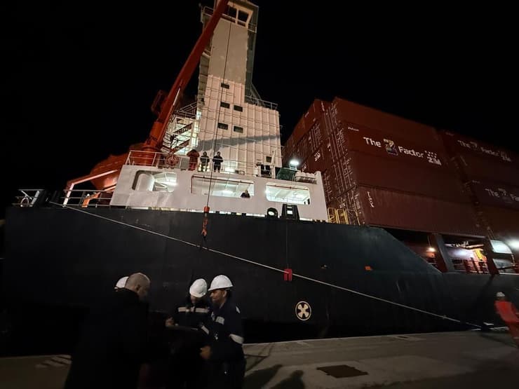 מסע באוניית משא מקפריסין לישראל (צילום: אלבום פרטי) ד"ר ילנה קישינבסקי, מנהלת טיפול נמרץ כללי במרכז הרפואי קפלן, ובתה חזרו לארץ באוניית צים במהלך מבצע שאגת הארי