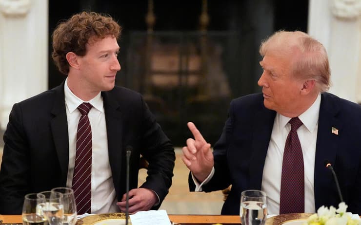 צוקרברג עם הבסטי החדש דונלד טראמפ (צילום: AP Photo/Alex Brandon, File) צוקרברג עם הבסטי החדש דונלד טראמפ