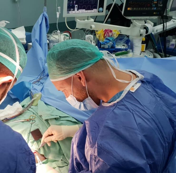 ד"ר שון שבת בחדר הניתוח