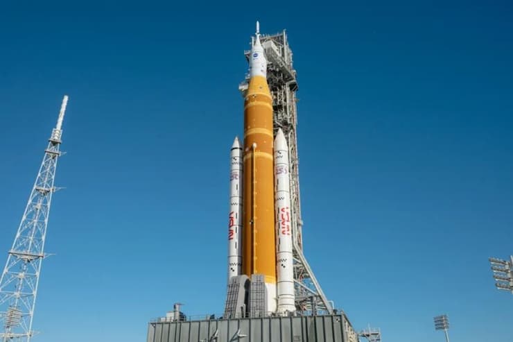 לעבור לייצור בהיקפים גדולים יותר, ובלי השדרוג המתוכנן. טיל SLS עם חללית אוריון על כן השיגור לקראת משימת ארטמיס 2 