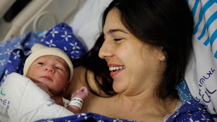 לידה במהלך מלחמת שאגת הארי בשיבא. בתמונה: נועה שאשא והבן