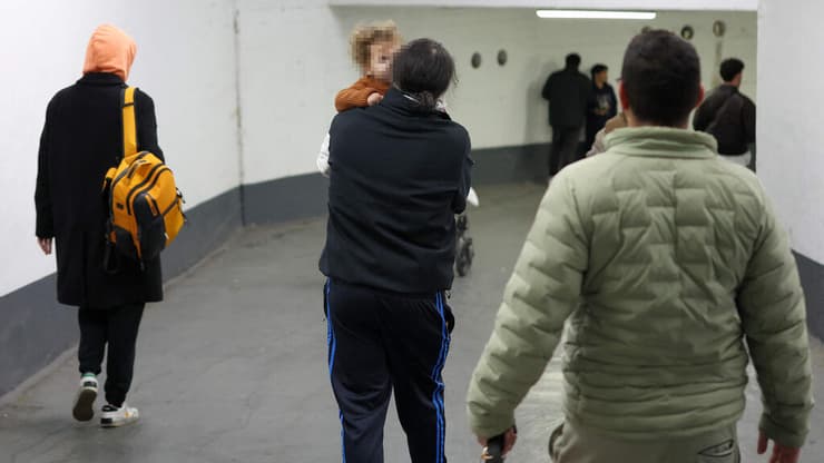 ירידה לחניון בתל אביב שמשמש מקלט בשעת אזעקה במלחמת שאגת הארי