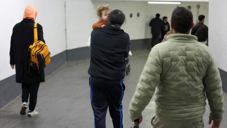 ירידה לחניון בתל אביב בשעת אזעקה במלחמת שאגת הארי (צילום: Ilia YEFIMOVICH / AFP) ירידה לחניון בתל אביב שמשמש מקלט בשעת אזעקה במלחמת שאגת הארי