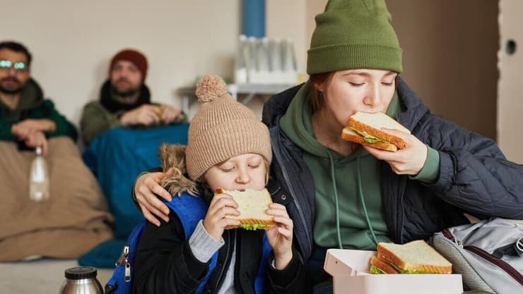 אכילה רגשית אינה נובעת מרעב פיזי, אלא מתגובה לרגשות כמו סטרס, תסכול או חרדה. אילוסטרציה (צילום: shutterstock) אכילה רגשית בשעת מלחמה