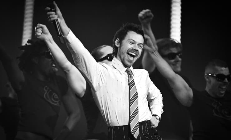 כוריאוגרפיה מהפנטת. הארי סטיילס בטקס פרסי הבריטס (צילום: Gareth Cattermole/Getty Images) הארי סטיילס טקס פרסי בריטס