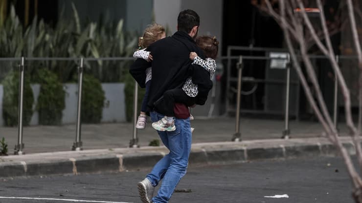 רצים לחפש מקלט בשעת אזעקה בתל אביב בימי שאגת הארי