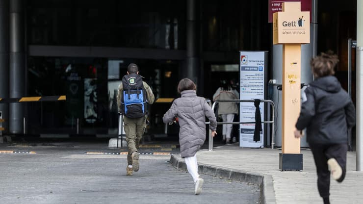 רצים לחפש מקלט בשעת אזעקה בתל אביב בימי שאגת הארי