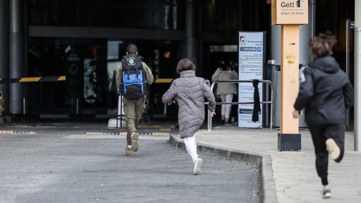 רצים לחפש מקלט בשעת אזעקה בתל אביב בימי שאגת הארי