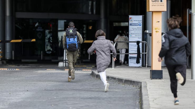 רצים לחפש מקלט בשעת אזעקה בתל אביב. המלחמה יצרה מצוקה נפשית כבדה (צילום: Jack GUEZ / AFP) רצים לחפש מקלט בשעת אזעקה בתל אביב בימי שאגת הארי