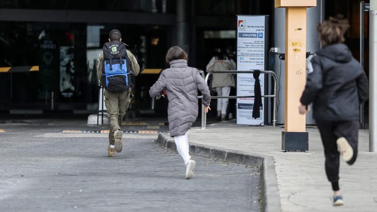 רצים לחפש מקלט בשעת אזעקה בתל אביב בימי שאגת הארי