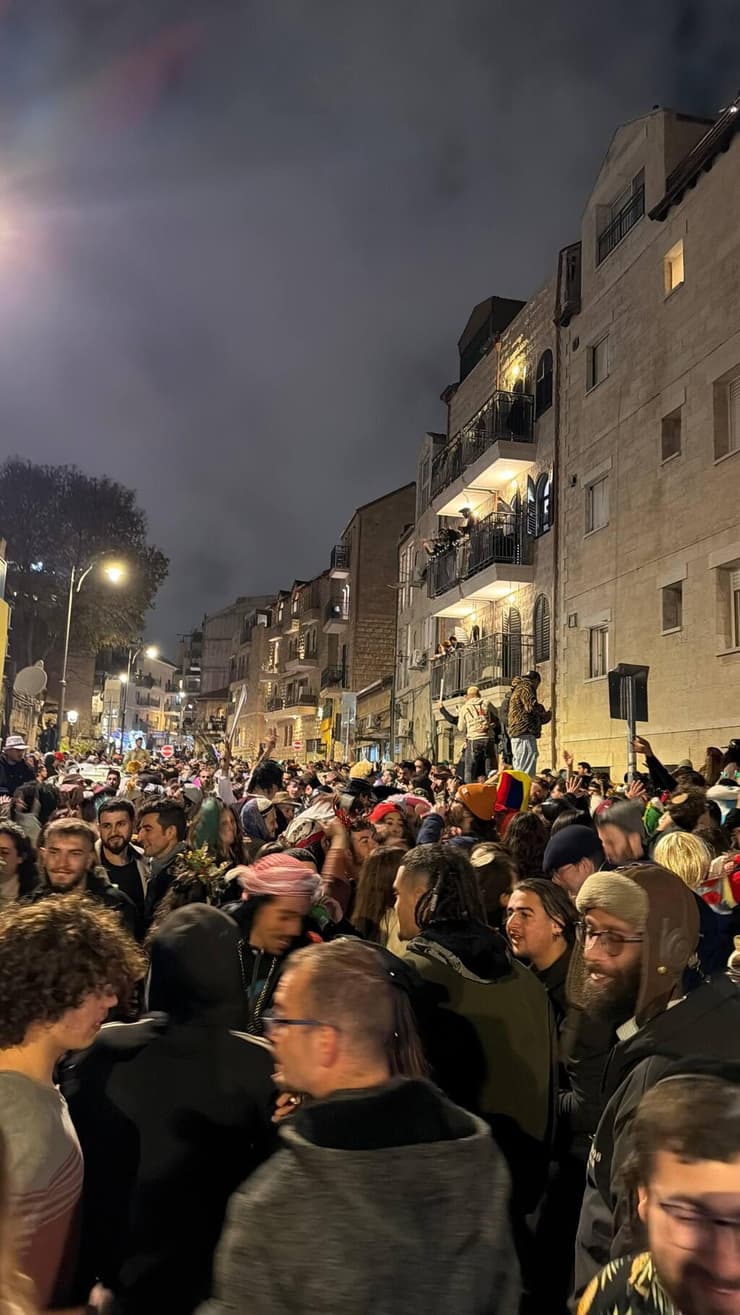 צילום: רועי אלמן חוגגים ברחובות ירושלים בניגוד להנחיות פיקוד העורף