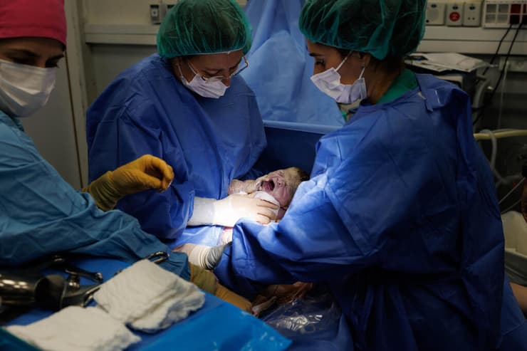 לידה במהלך מלחמת שאגת הארי בשיבא. בתמונה: ניתוח קיסרי של עדי שטרית אהבתי