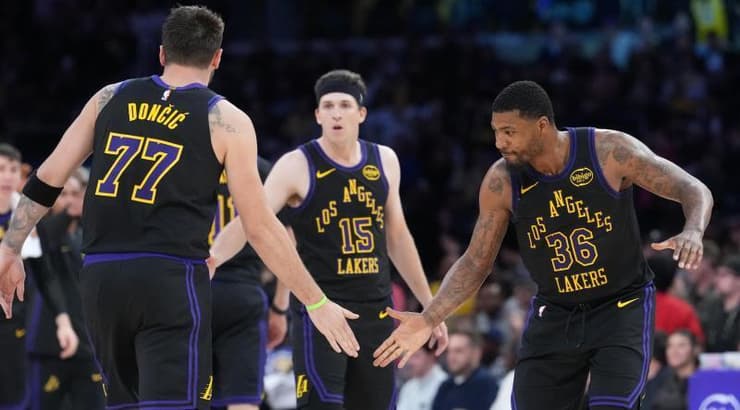 דונצ'יץ' חוגג עם ריבס וסמארט (רויטרס) דונצ'יץ' חוגג עם ריבס וסמארט