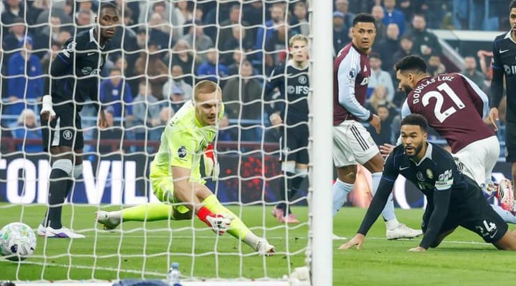 הכדור של דגלאס לואיז פוגש את הרשת (IMAGO) הכדור של דגלאס לואיז פוגש את הרשת