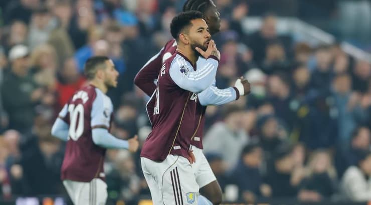 דגלאס לואיז שולח נשיקה (IMAGO) דגלאס לואיז שולח נשיקה