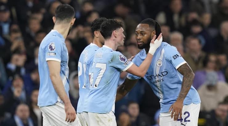 פיל פודן מברך את אנטואן סמניו (IMAGO) פיל פודן מברך את אנטואן סמניו