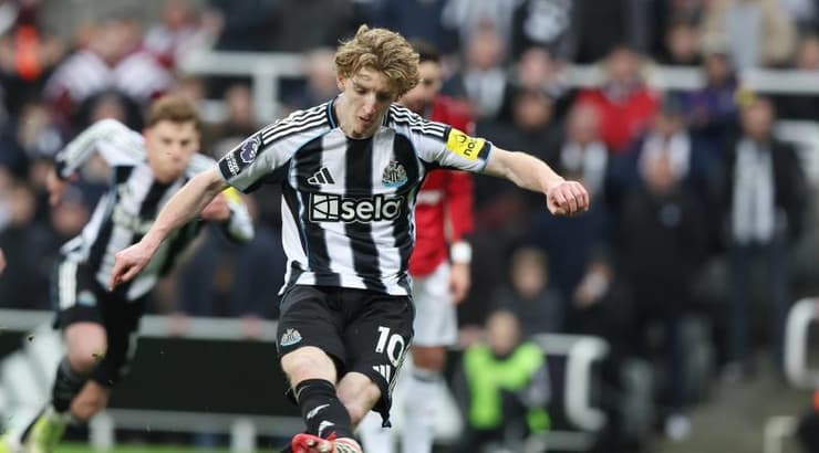 אנתוני גורדון מדייק מהנקודה (IMAGO) אנתוני גורדון מדייק מהנקודה